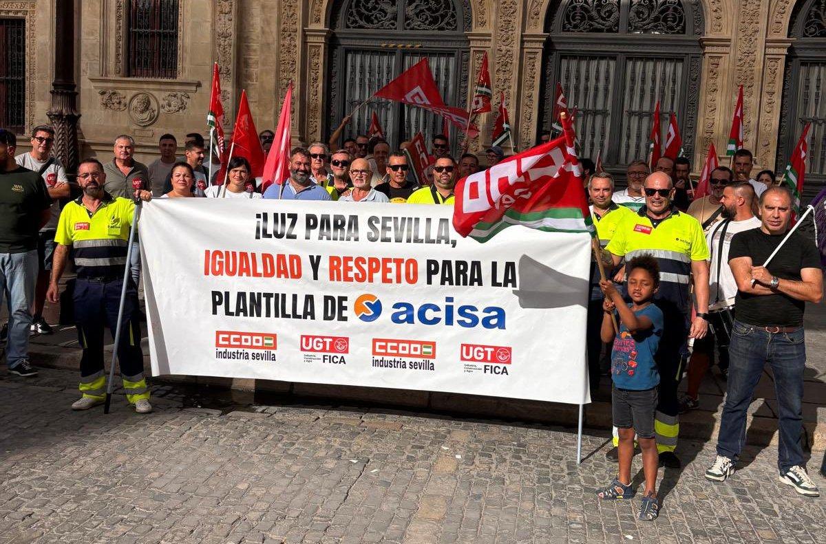 Movilización de la plantilla de ACISA ante el Ayuntamiento de Sevilla.