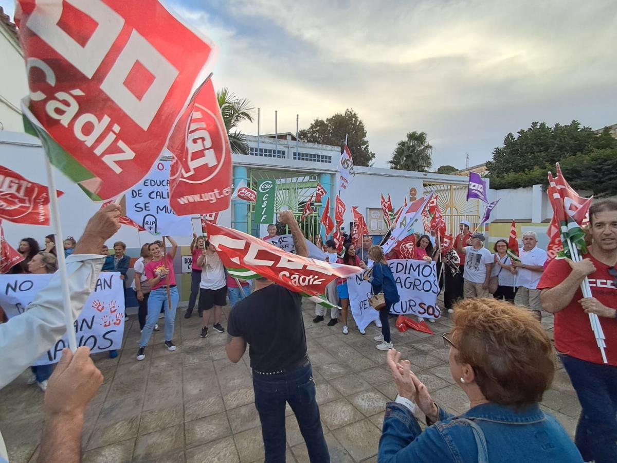 Momento de la concentración esta mañana ante la Escuela Pública Infantil de Tarifa