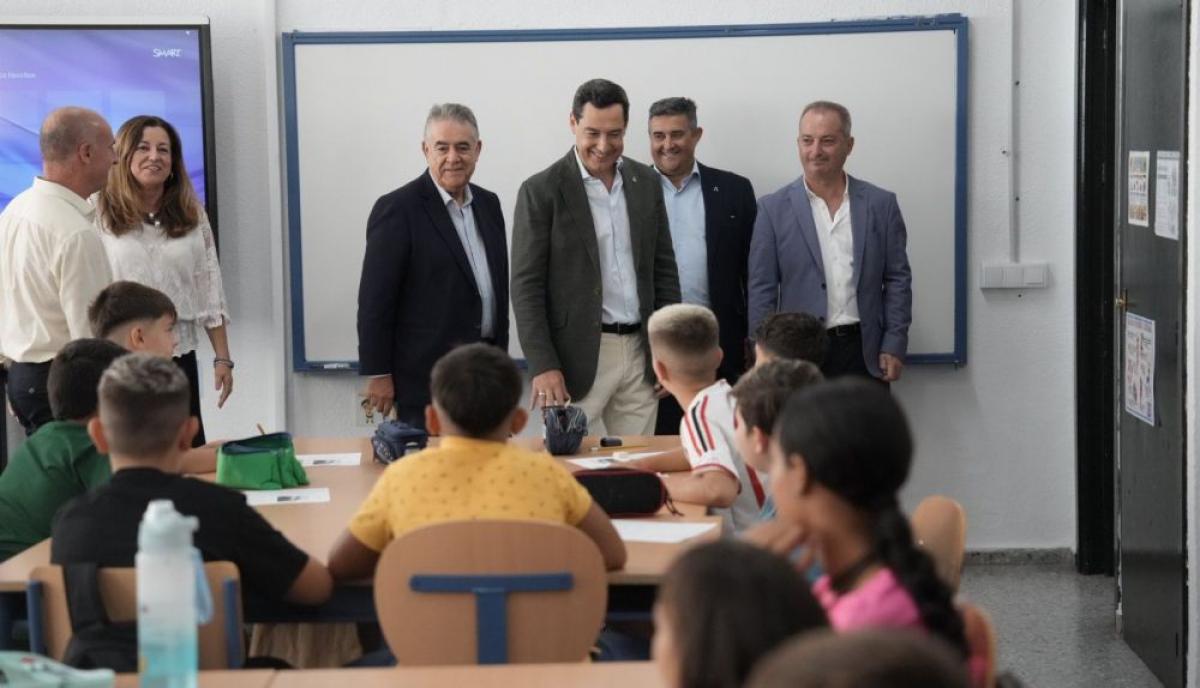 Imagen de Moreno Bonilla, presidente de la Junta de Andalucia, inaugurando un colegio en Almonte.
