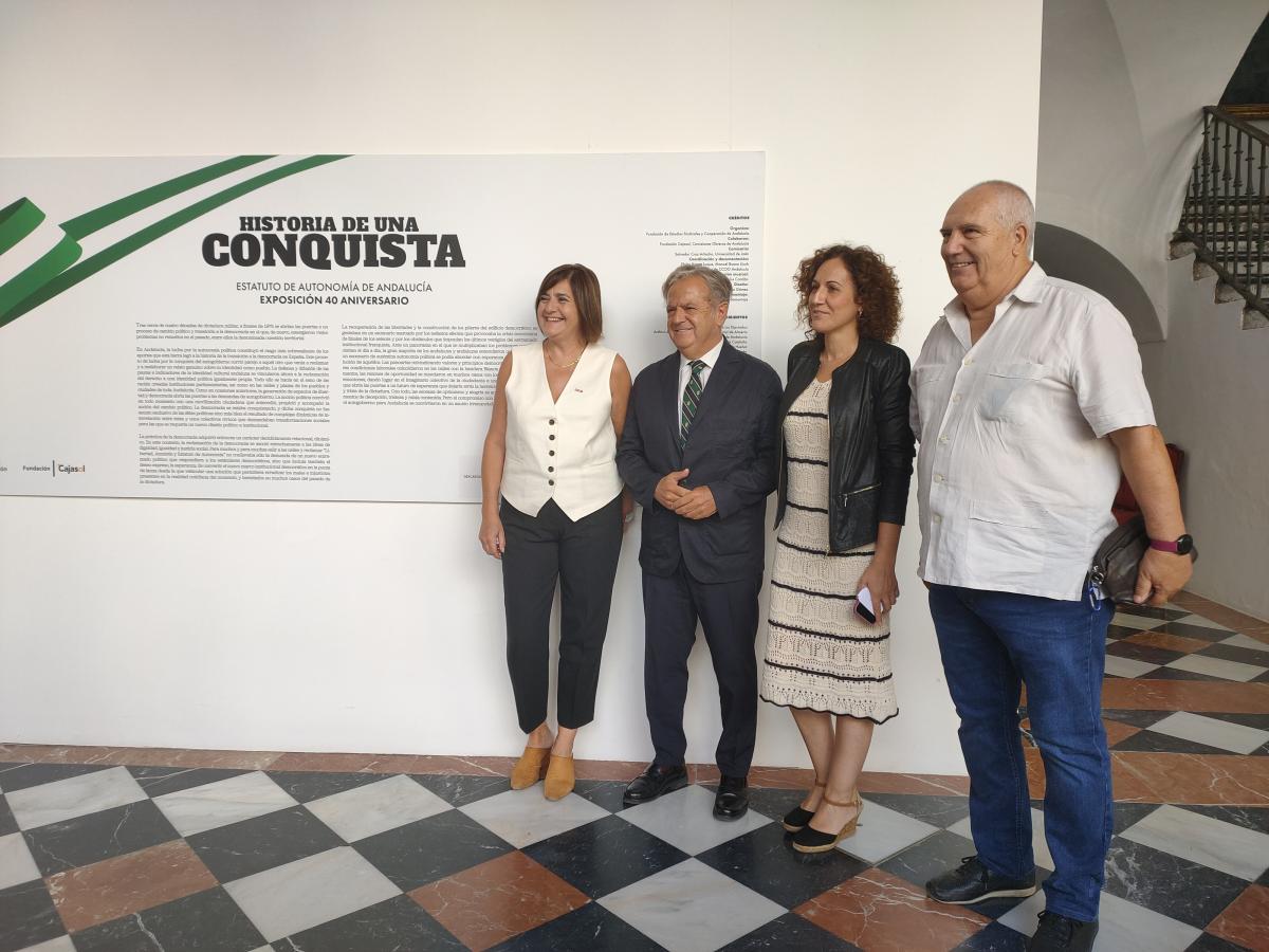 Los responsables sindicales y el presidente de la Diputacin de Crdoba posan junto al cartel introductorio a la exposicin "Historia de una conquista".