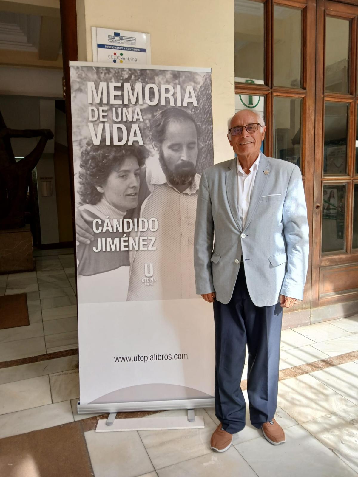 Cándido Jiménez junto a cartel de su libro "Memoria de mi vida"