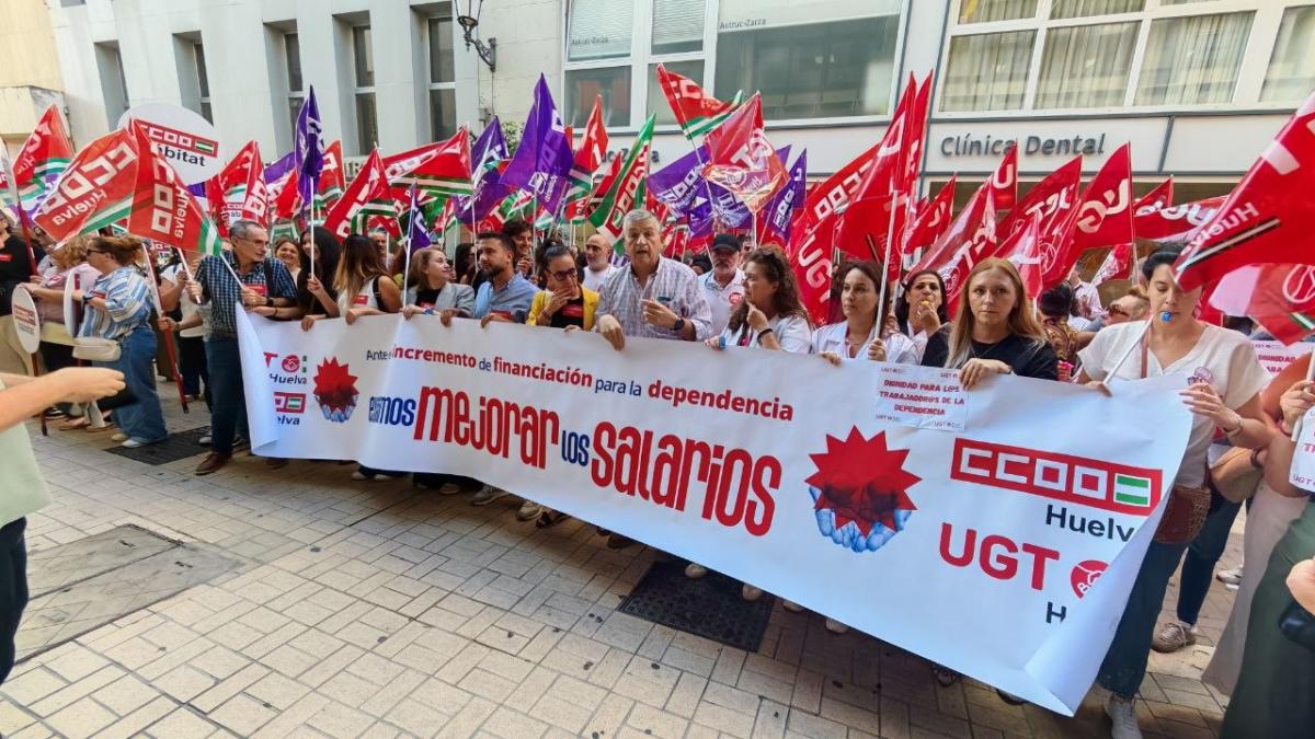 CCOO y UGT reúnen a más de 700 personas en Huelva para exigir trabajo decente y dignidad en el sector de los cuidados.