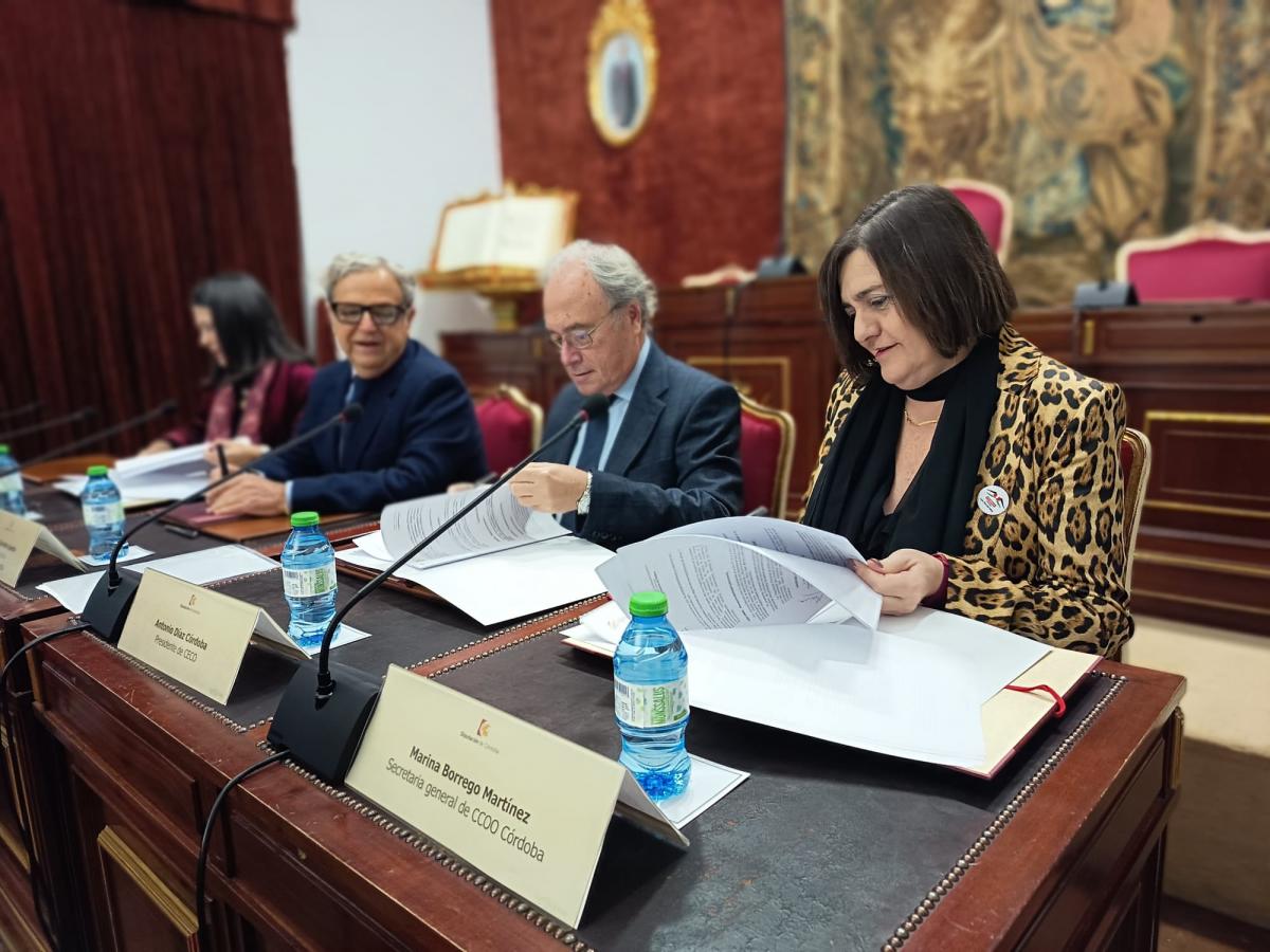 En primer plano, la secretaria General de CCOO de Córdoba, Marina Borrego, durante la firma del nuevo acuerdo de concertación.