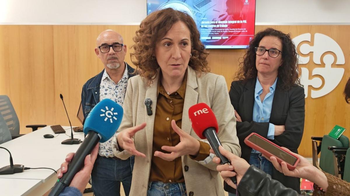 Nuria López, secretaria general de CCOO Andalucía atendiendo a los medios.
