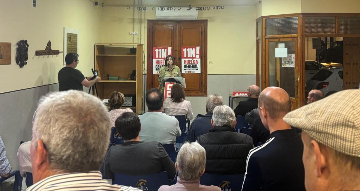 Marina Borrego durante su intervención en la asamblea sobre la huelga general en Nueva Carteya.