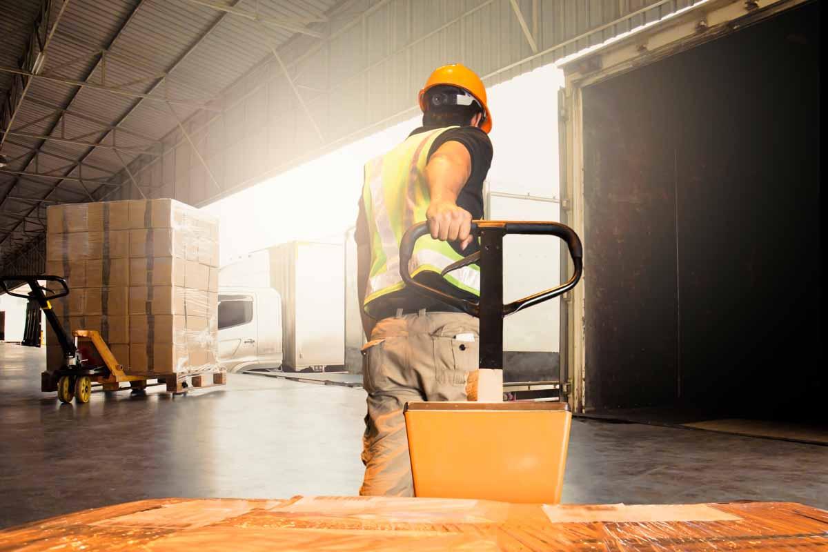 Trabajador en su jornada laboral