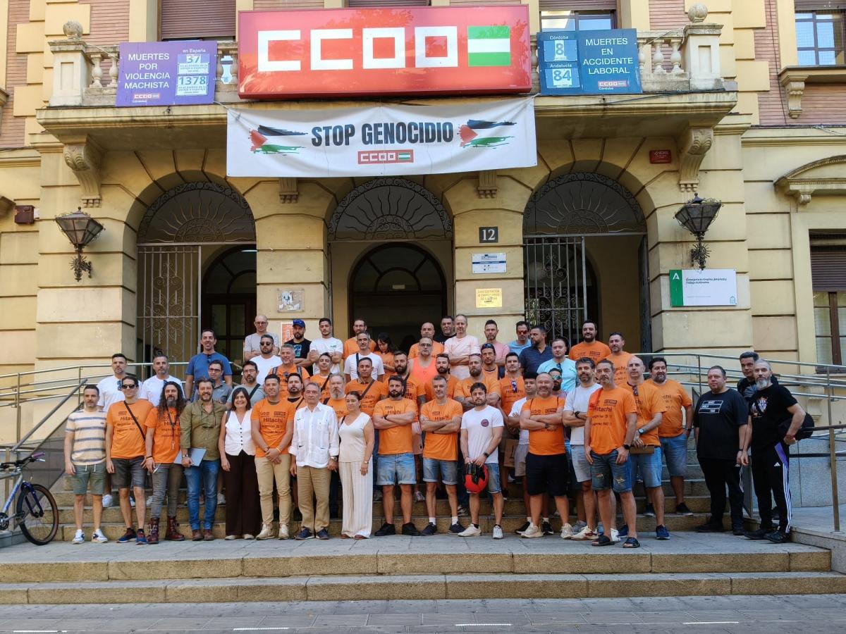 Enrique Santiago e Irene Ruiz junto a los responsables de CCOO y trabajadores de Hitachi.