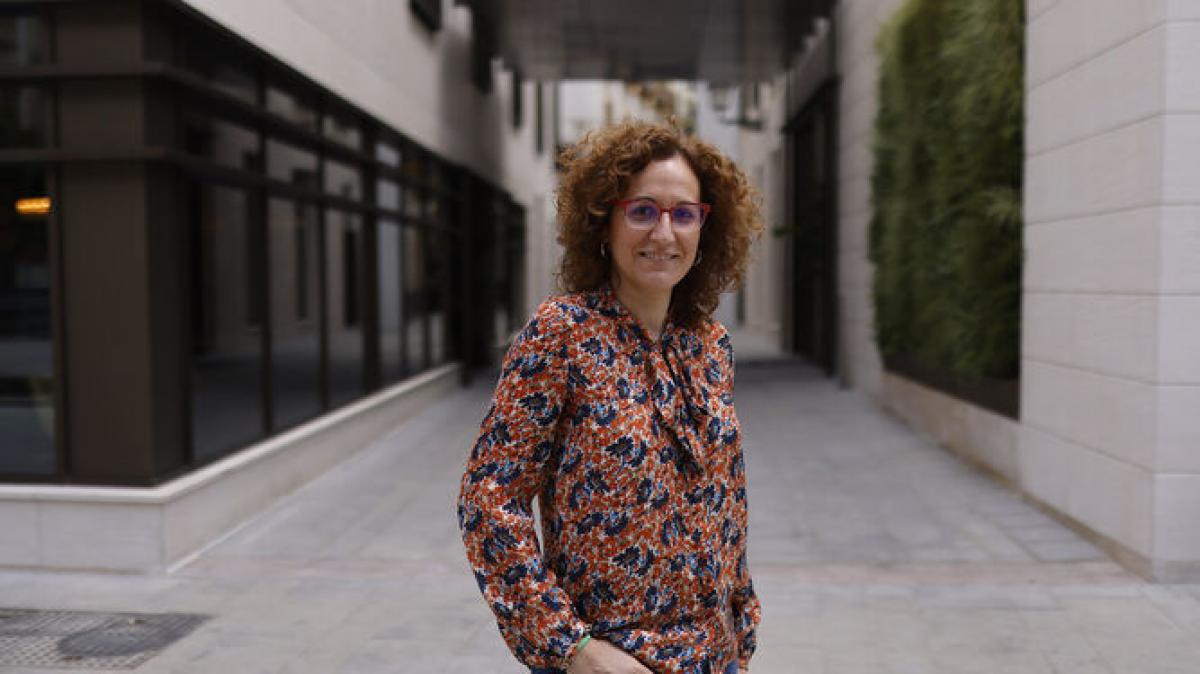 Nuria López, en la plaza de la Magdalena de Sevilla, minutos después de la entrevista / ANTONIO PIZARRO