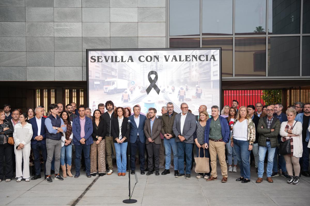 Concentracin en solidaridad con las vctimas de la DANA en la Diputacin de Sevilla.