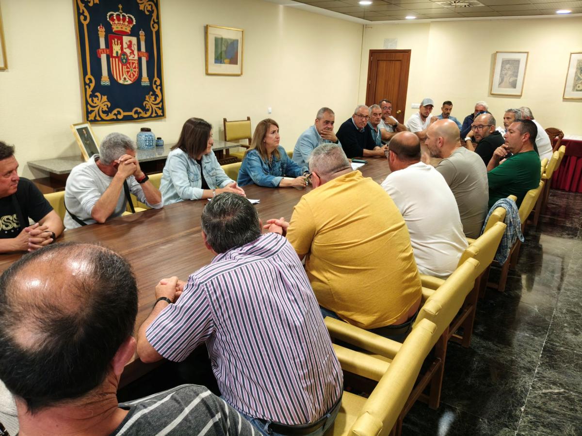 Imagen de la reunión de los gruistas con la Subdelegada del Gobierno en Córdoba, Ana María López Losilla.