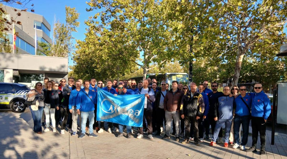 Trabajadores tras la Asamblea que ha ratificado el Acuerdo