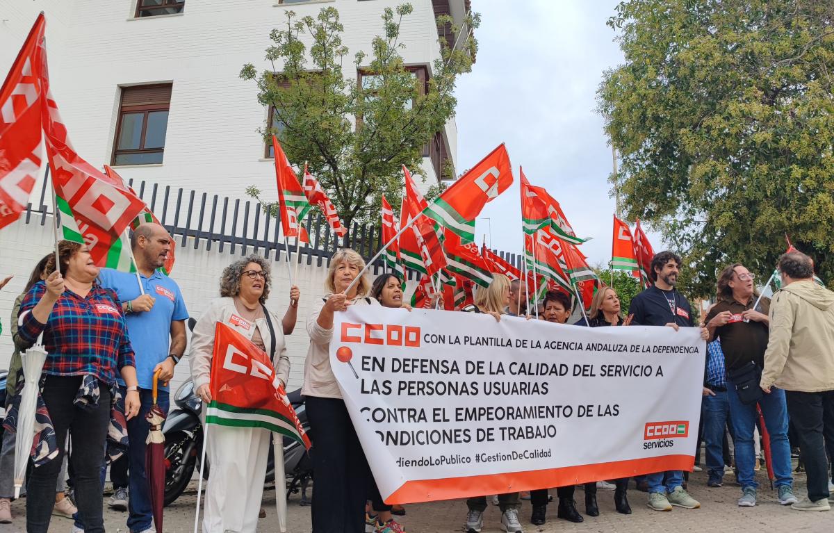 Concentracin a las puertas del Servicio de Valoracin de la Dependencia en Sevilla.