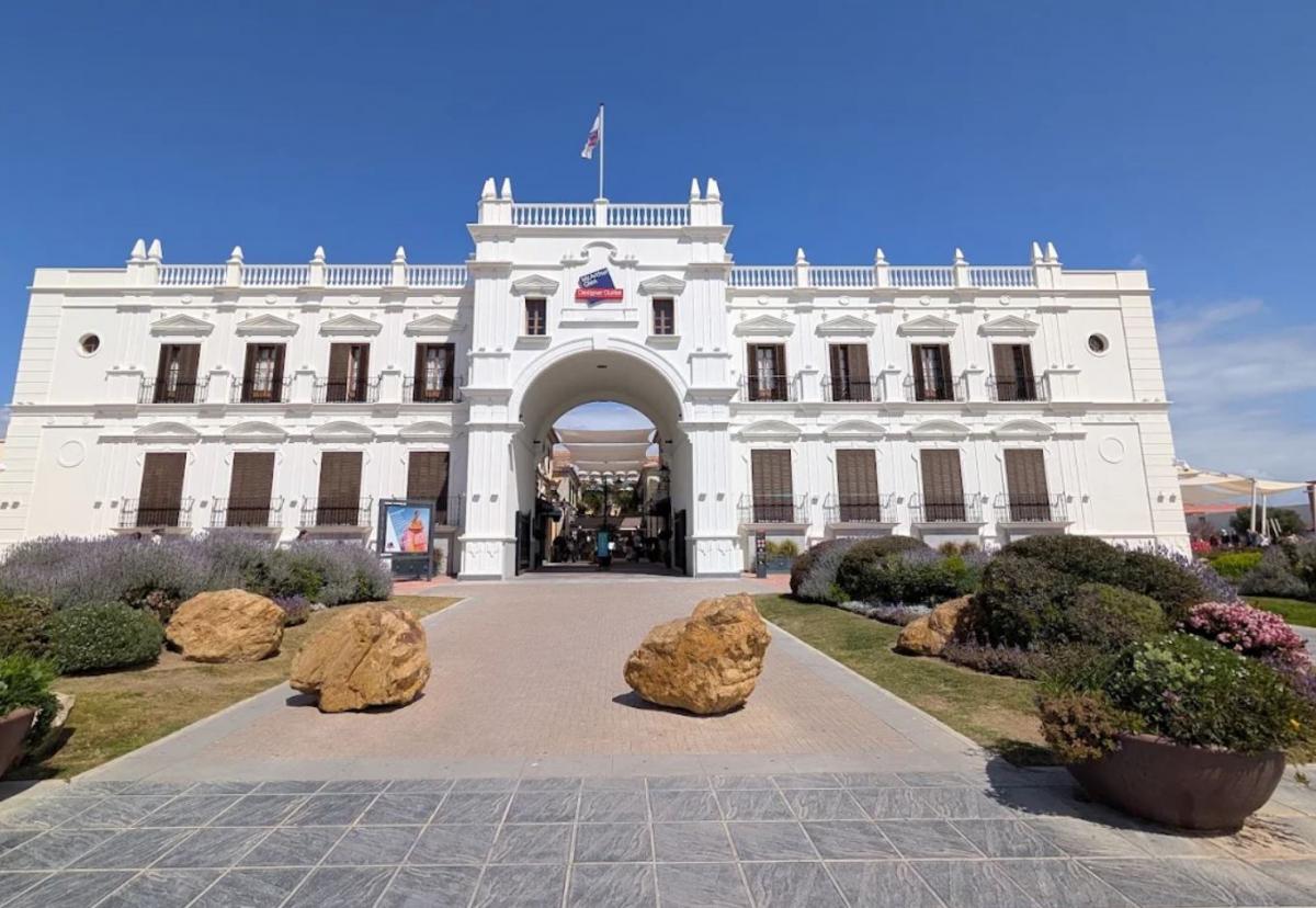 Vistas Plaza Mayor y comercio Outlet McArthurGlen en Málaga