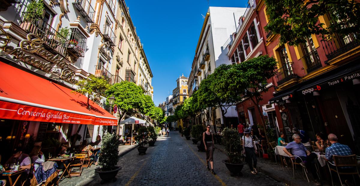 Una calle de Sevilla con bares. / erikccooper (Creative Commons)