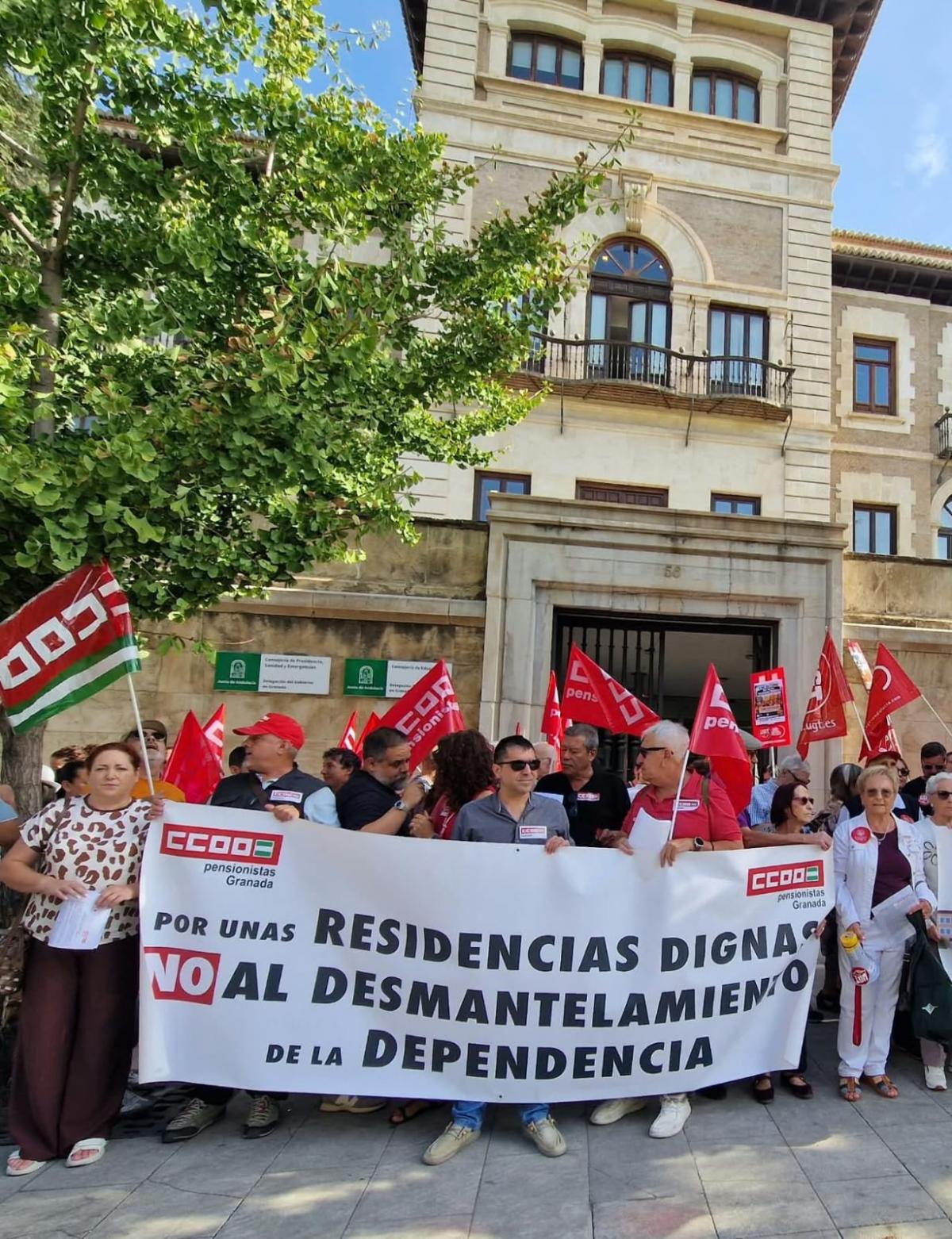 La movilización se ha desarrollado en la sede de la Junta en Granada