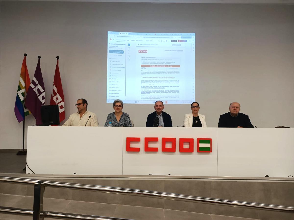 Ana Belén Acaiña, en el centro, junto a responsables de la Federación de Servicios a la Ciudadanía de CCOO de Córdoba.