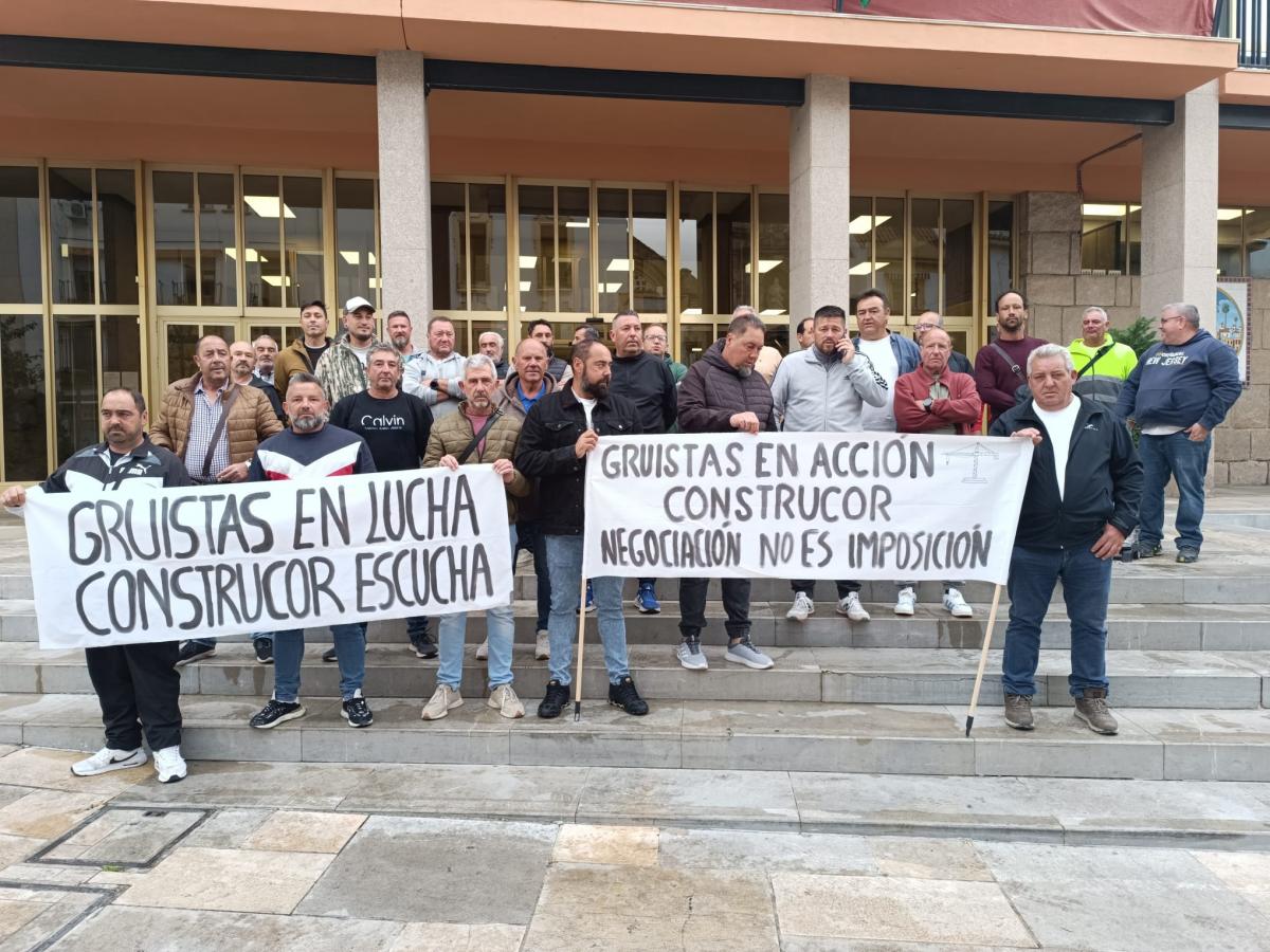 Imagen de la concentración de los gruistas ante el Ayuntamiento de Córdoba.