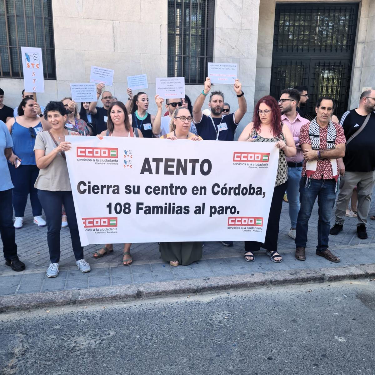 La plantilla de Atento ha vuelto a protestar contra la propuesta de cierre del centro.
