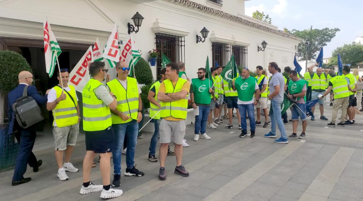 Concentracin frente al Ayuntamiento de Mijas para denunciar las condiciones deplorables en las que se encuentran ambos cuerpos