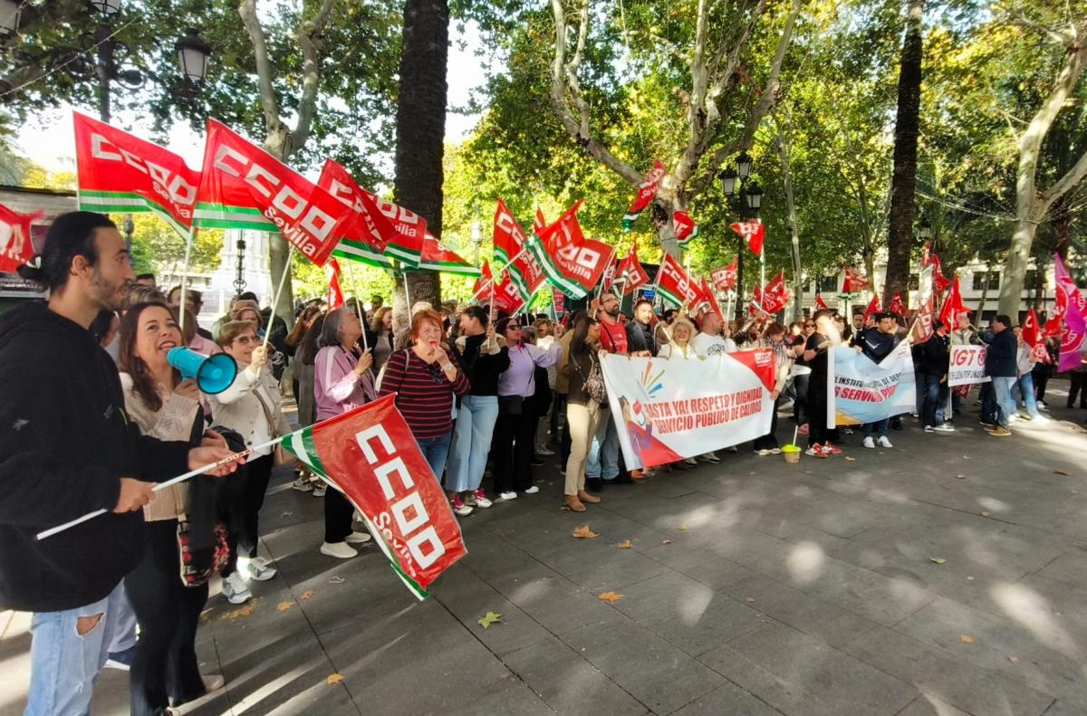 Concentración de la plantilla del IMD frente al Ayuntamiento de Sevilla.