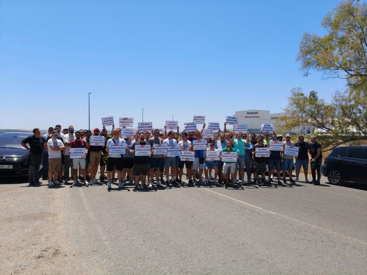 Trabajadores de Hitacho en la concentración de apoyo a la compañera que sufrió una agresión por parte de un miembro del equipo de seguridad contratado por la firma japonesa.