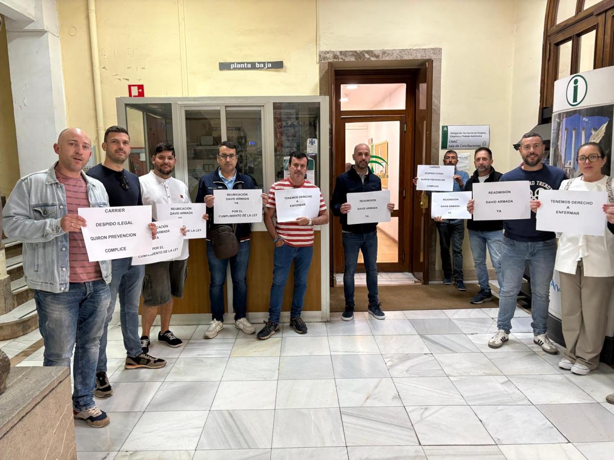 Representantes de CCOO en el comité de empresa de Carrier protestaron por el despido de un compañero por una incapacidad sobrevenida.