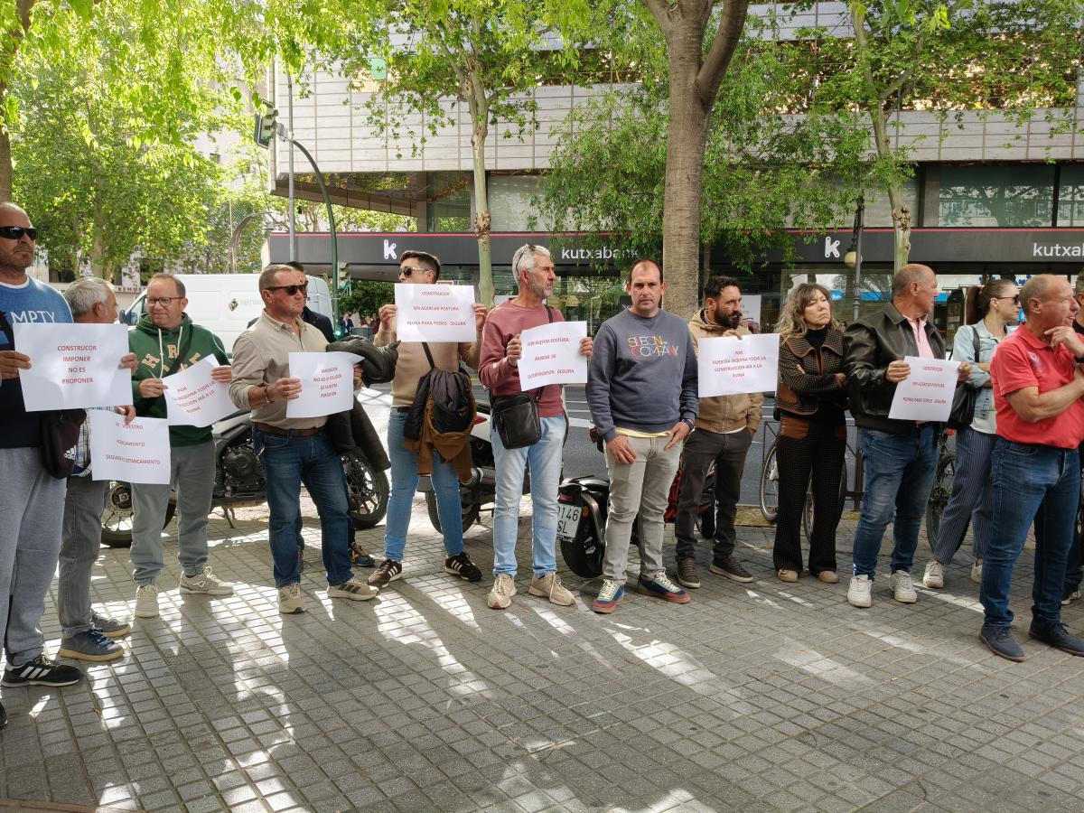 Imagen de la concentración de los operadores de grúas torre ante la sede de Construcor.