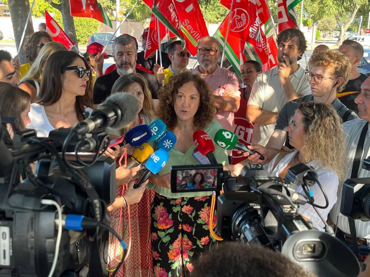 La secretaria general de CCOO de Andaluca, Nuria Lpez, atiende a los medios en la caravana de Sevilla