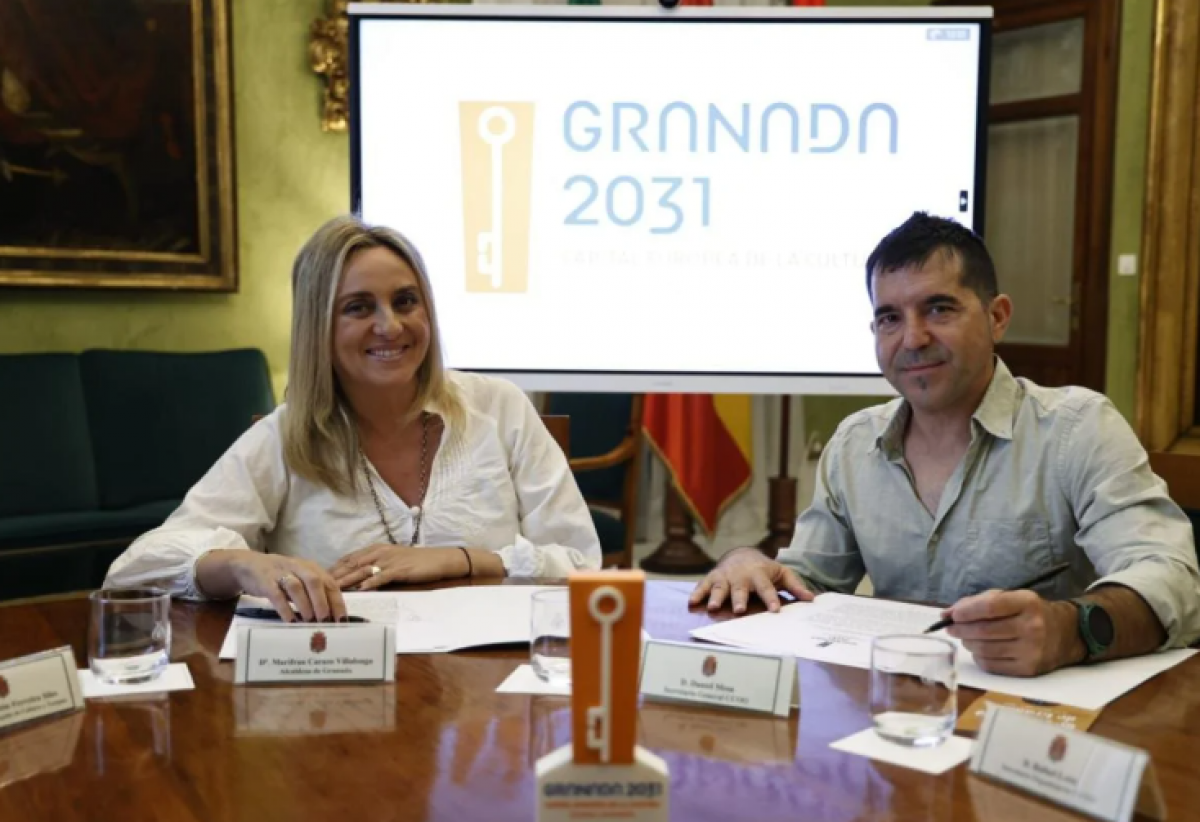 De izda. a a dcha. la Alcaldesa de Granada, Marifrn Carazdo y el secretario general de CCOO Granada, Daniel Mesa