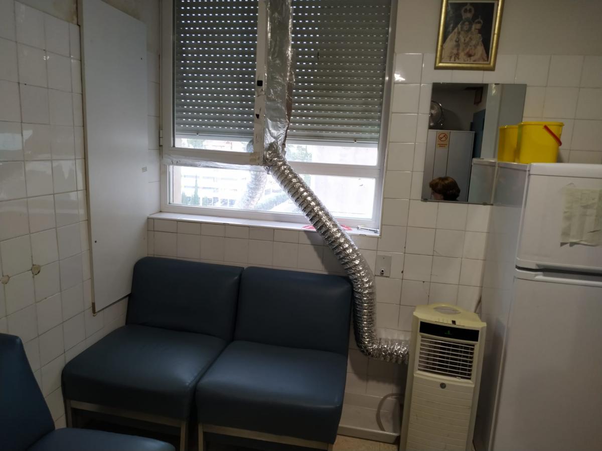 El aparato de climatización instalado para suplir la avería del aire acondicionado también se ha roto en plena ola de calor.