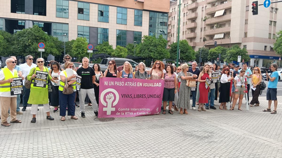 Concentración en apoyo a la reportera que ha denunciado acoso en la productora ADM