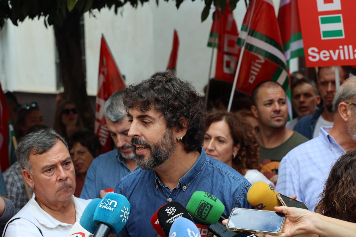 Carlos Aristu durante la atencin a medios en el marco de la concentracin.