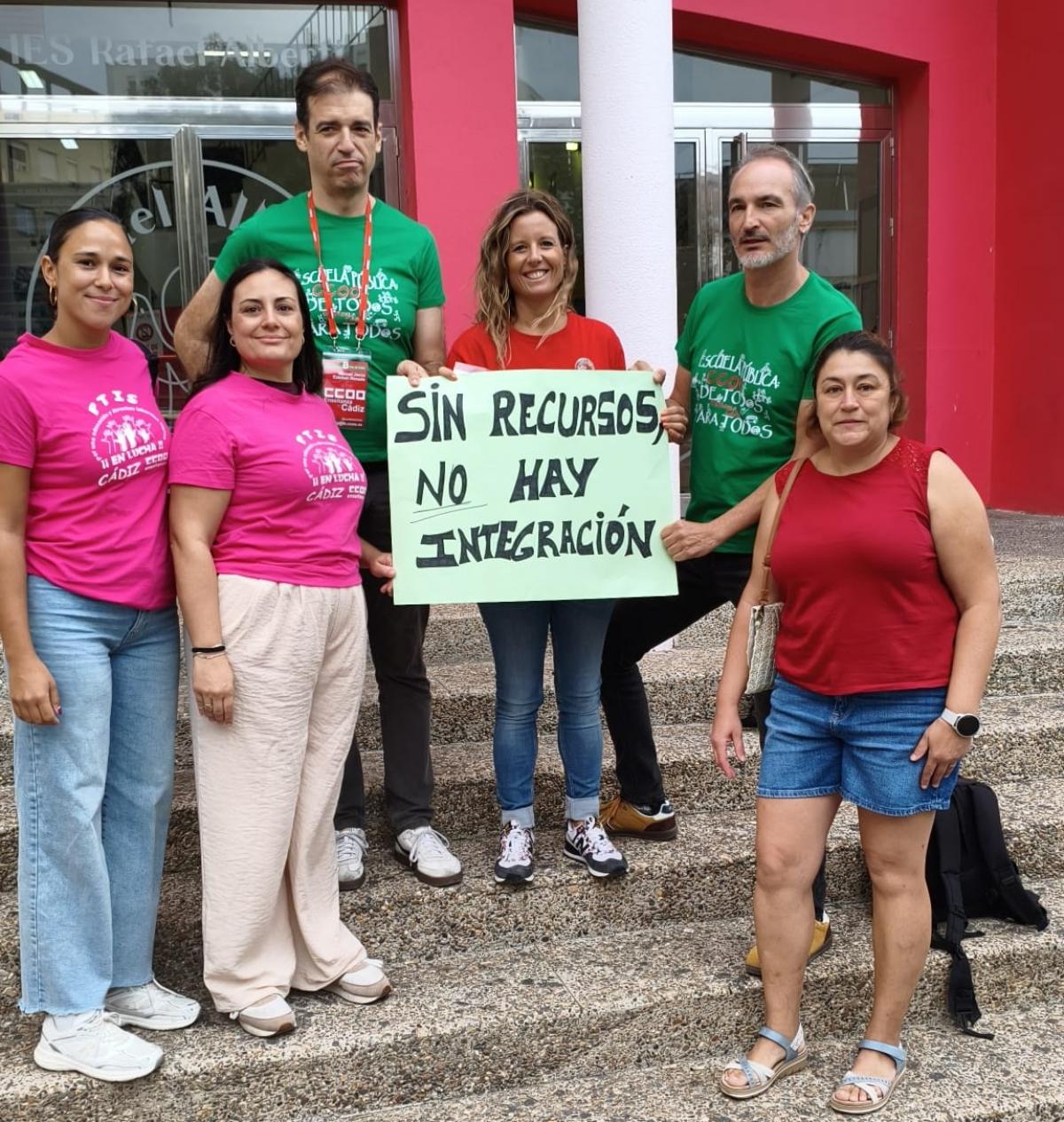 El sindicato apoya la nueva concentración de familias de alumnado con Necesidades Educativas Especiales (NEE) y visibiliza casos sangrantes como los del IES Rafael Alberti de Cádiz, donde alumnos con gran dependencia sufren falta de seguridad y aislamiento por los recortes en inclusión.