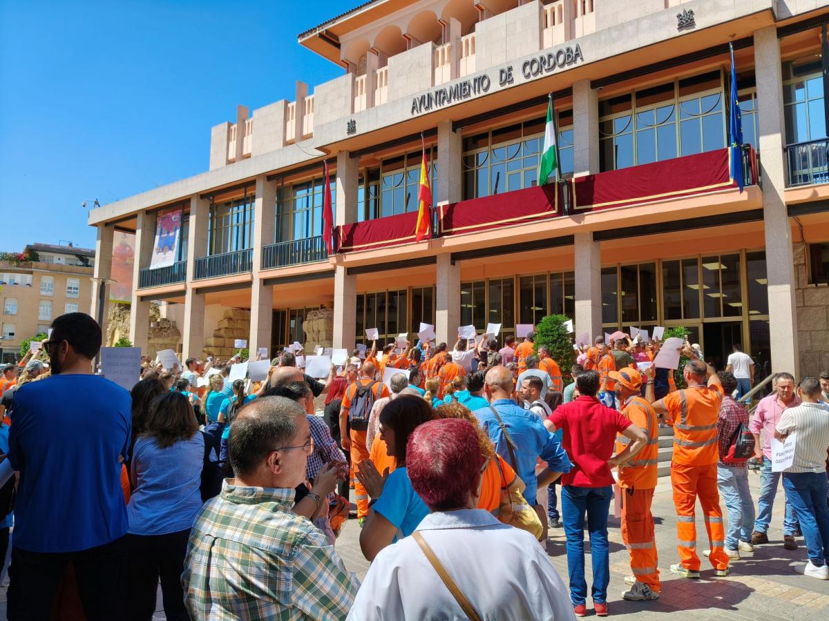 Cientos de trabajadores y trabajadoras de Sadeco se han concentrado ante el Ayuntamiento de Córdoba.