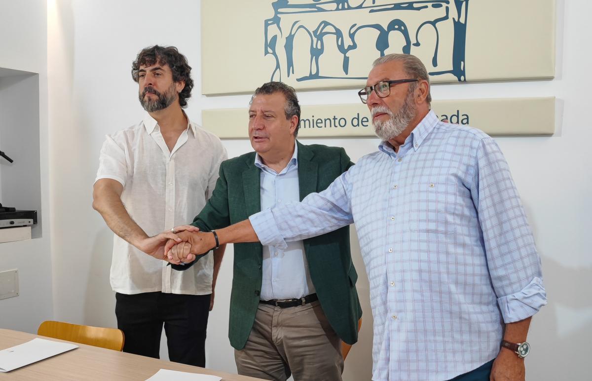 Aristu, Fernndez y Gins durante la firma del acuerdo.