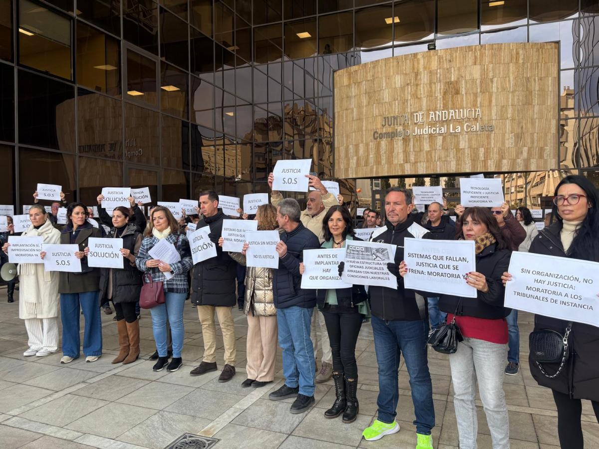 Concentración ante los juzgados de La Caleta