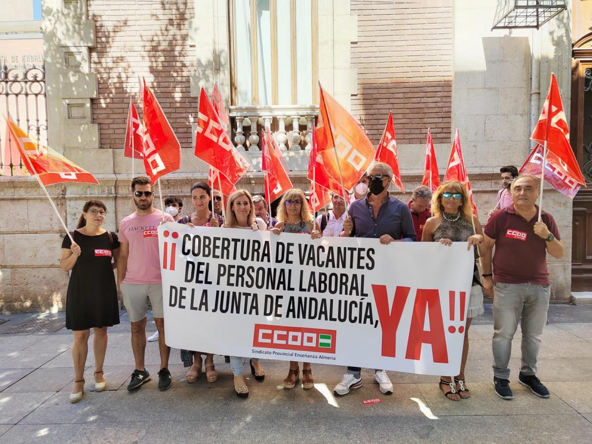 Concentración mantenida ante las puertas de la Delegación de Gobierno de la Junta de Andalucía