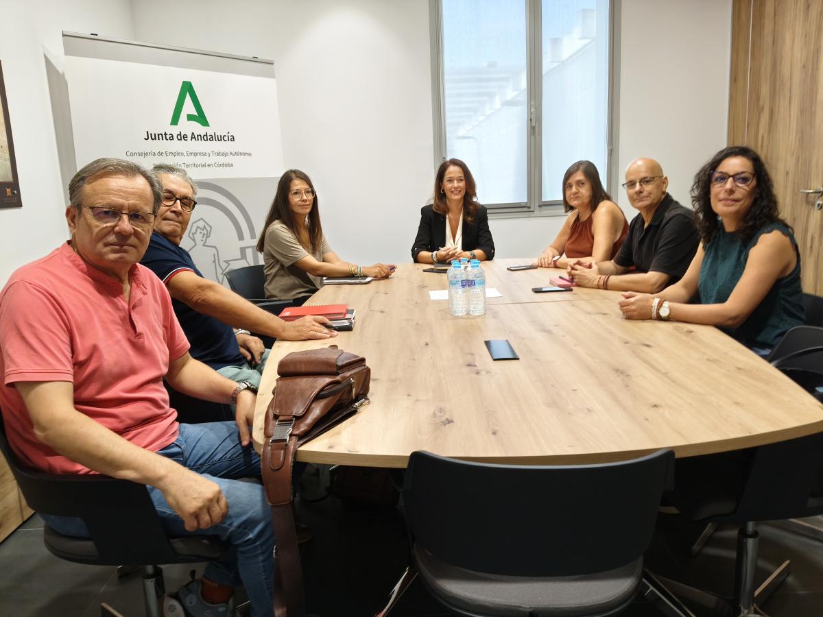 Responsables sindicales junto a la delegada de Empleo en su primer encuentro institucional.