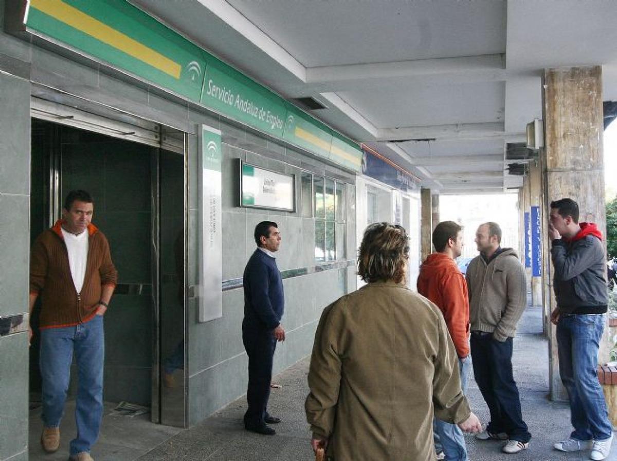 Trabajadores y trabajadoras a la puerta de una oficina del Servicio Andaluz de Empleo