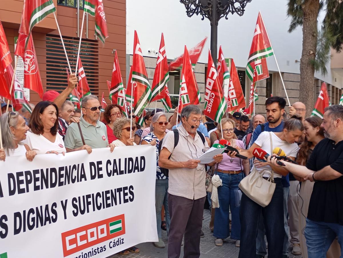 Fotografía de la concentración celebrada esta mañana ante la Delegación del Gobierno de la JJAA por el Día Internacional de las Personas Mayores y sus reivindicaciones