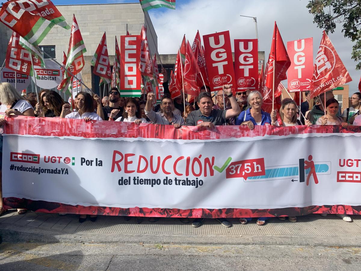 Concentracin frente a la sede de la CGE, en Granada