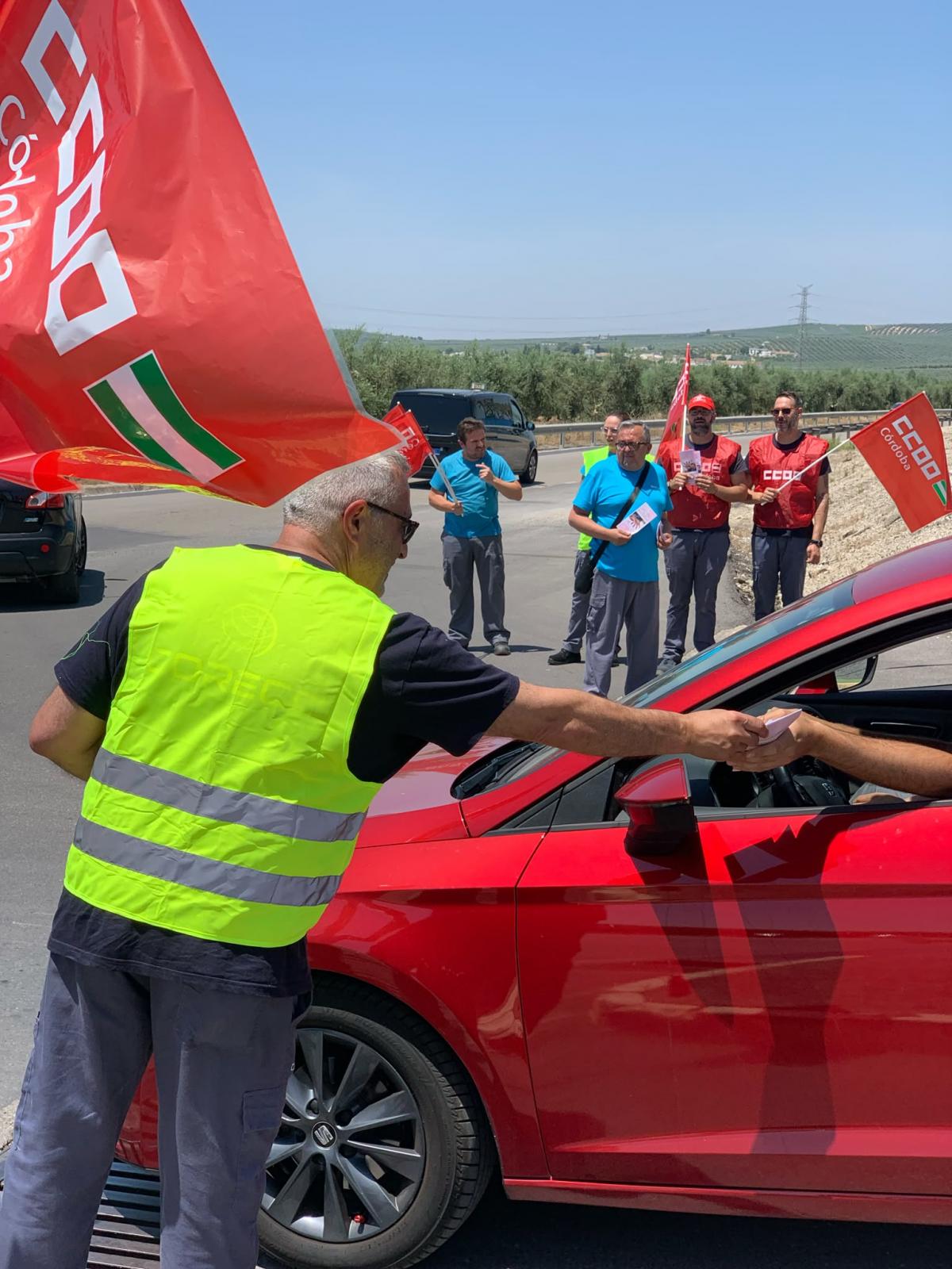 Los representantes de CCOO en Infrico se han visto obligados a repartir información en la puerta de la fábrica porque la dirección de la empresa les ha prohibido hacerlo en las instalaciones.