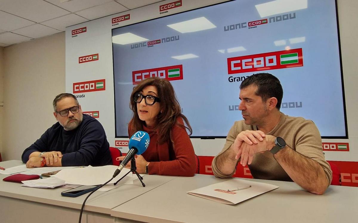 De izda a dcha. un representante del personal médico, Mariángeles Carranza y Daniel Mesa durante la rueda de prensa