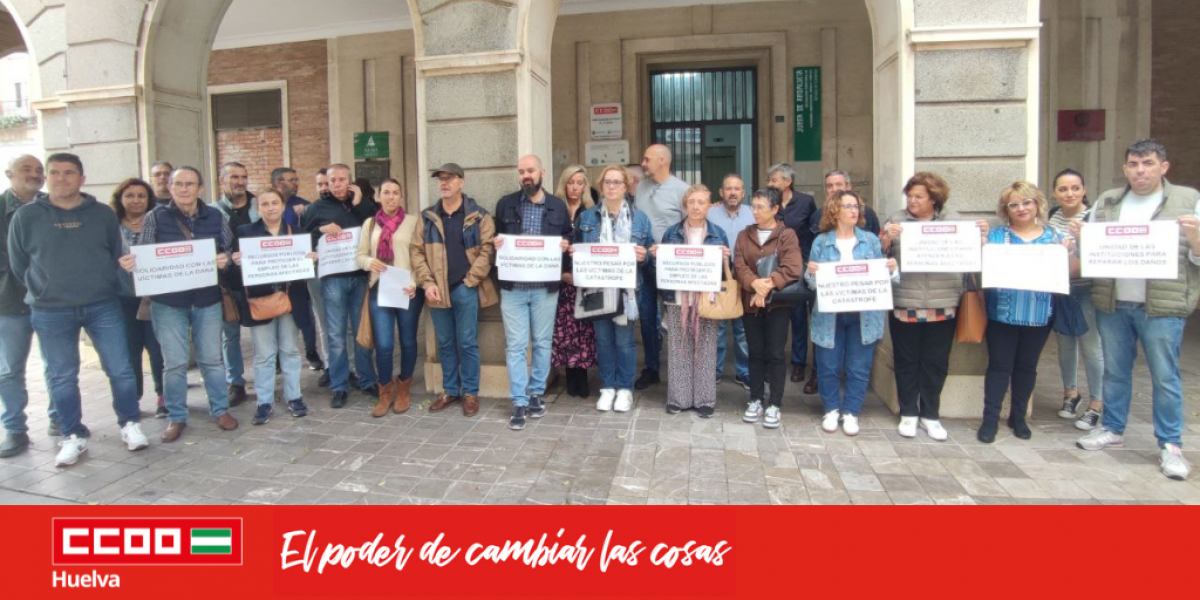 CCOO Huelva concentra a decenas de personas en solidaridad con las vctimas de la DANA y presenta un paquete de propuestas para paliar sus efectos