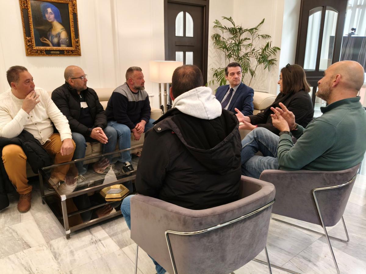 Imagen de la reunión del alcalde con los representantes de CCOO y de los gruistas.