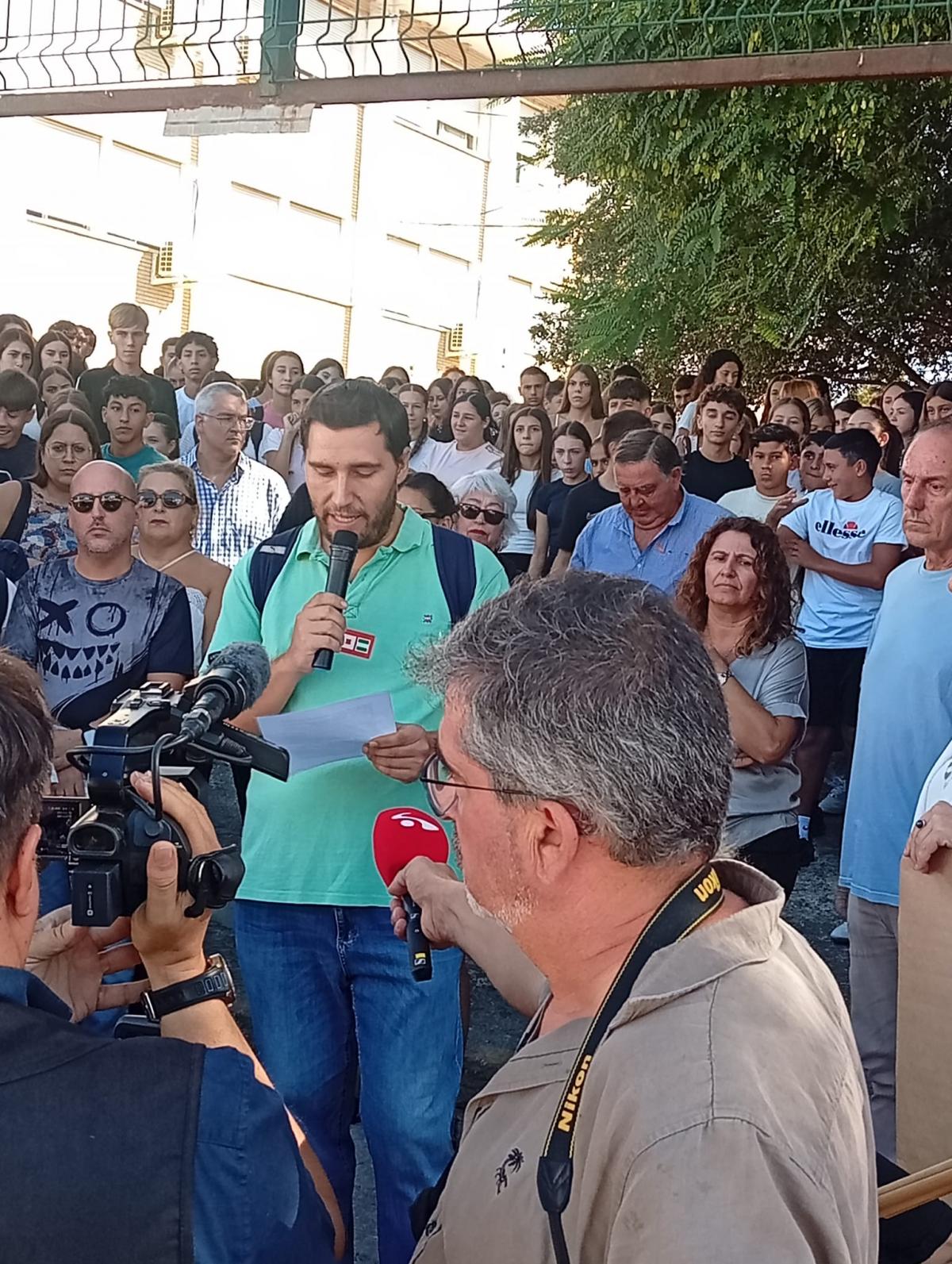Concentración esta mañana por la agresión sufrida por una profesora en el día de ayer en un centro educativo del Campo de Gibraltar