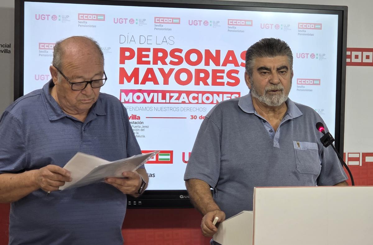 A la derecha, el secretario general del Sindicato Provincial de Pensionistas de CCOO de Sevilla, Ángel Gómez.