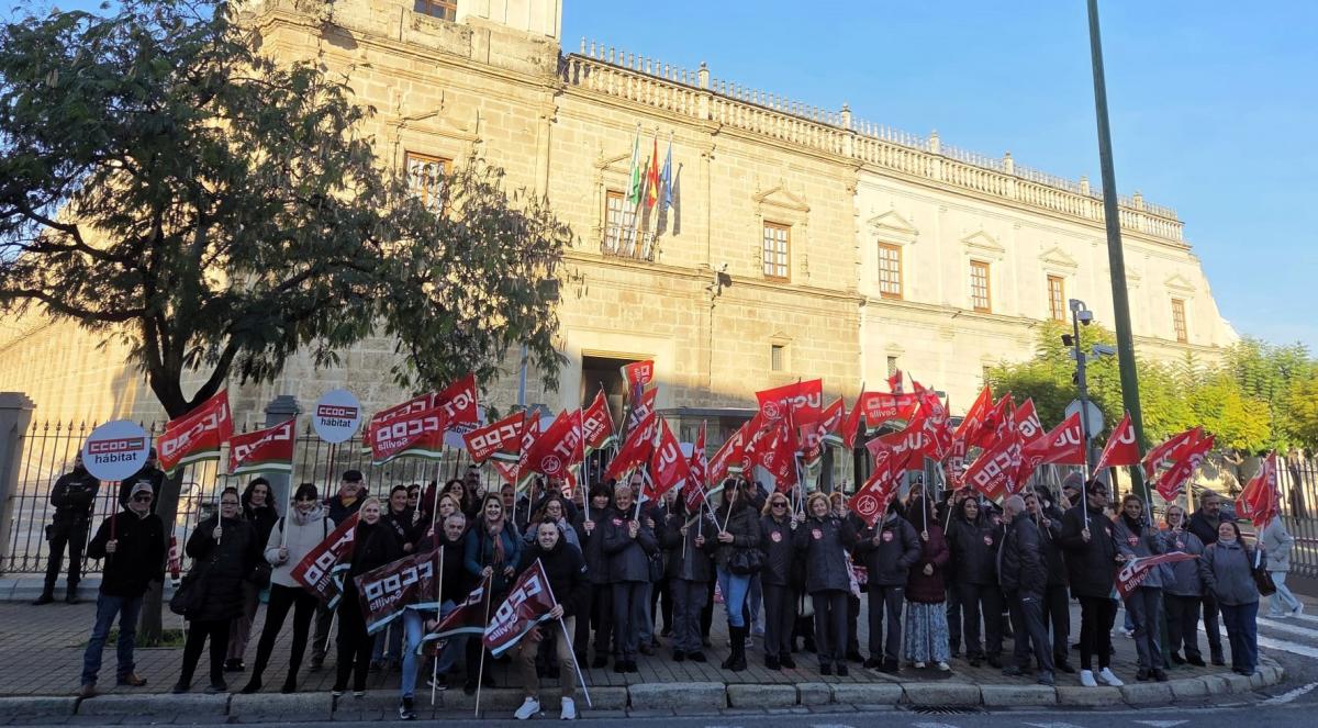 Concentración contra el incumplimiento del convenio de limpieza en el Parlamento andaluz.
