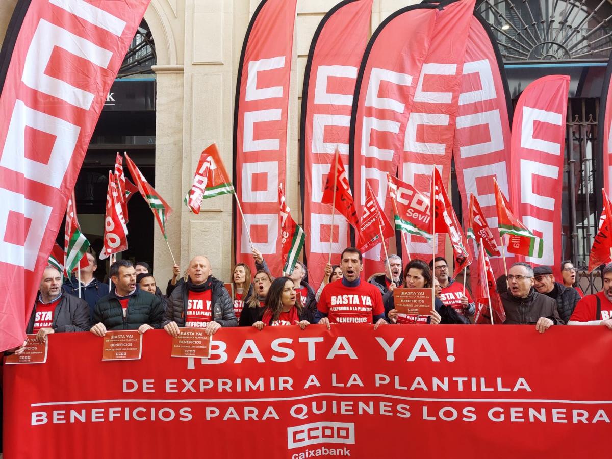 Protesta de delegadas y delegados de CCOO en Caixabank ante la sede de Sierpes.