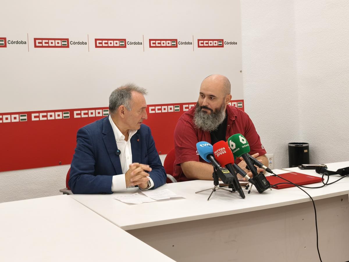 Enrique Santiago y Enrique Guerra coinciden en que hay que revertir la externalización de los servicios públicos en la enseñanza.